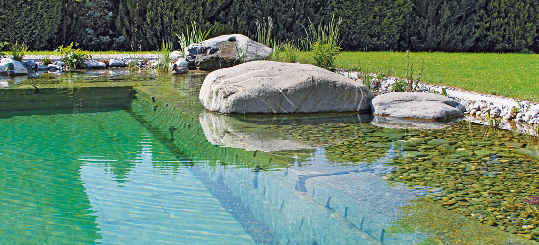 Schwimmteich-Ufer mit grossen Steinen